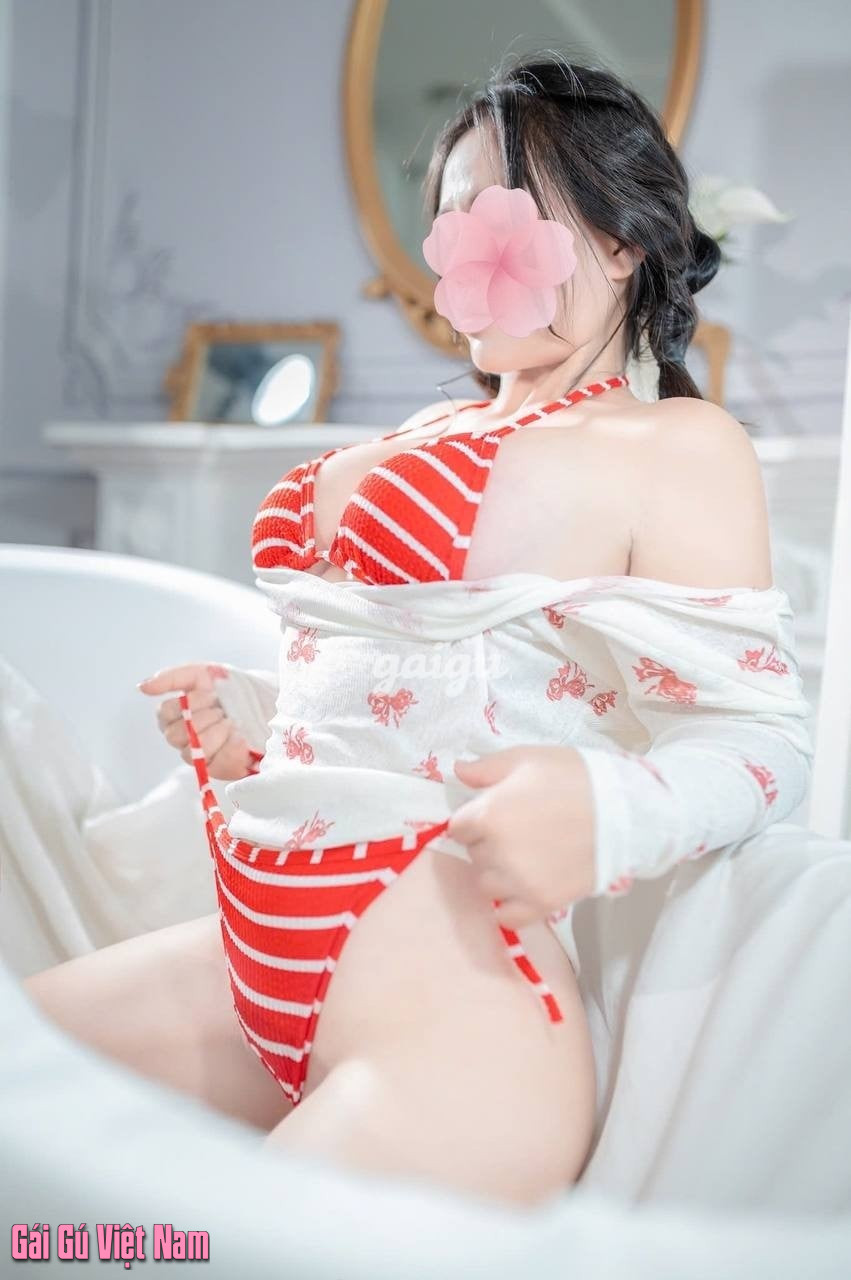 BÉ LINH LINH XINH XẮN ĐÁ BI BÚ LIẾM ĐI ĐƯỜNG LƯỠI ĐIÊU LUYỆN CỰC CHIỀU KHÁCH