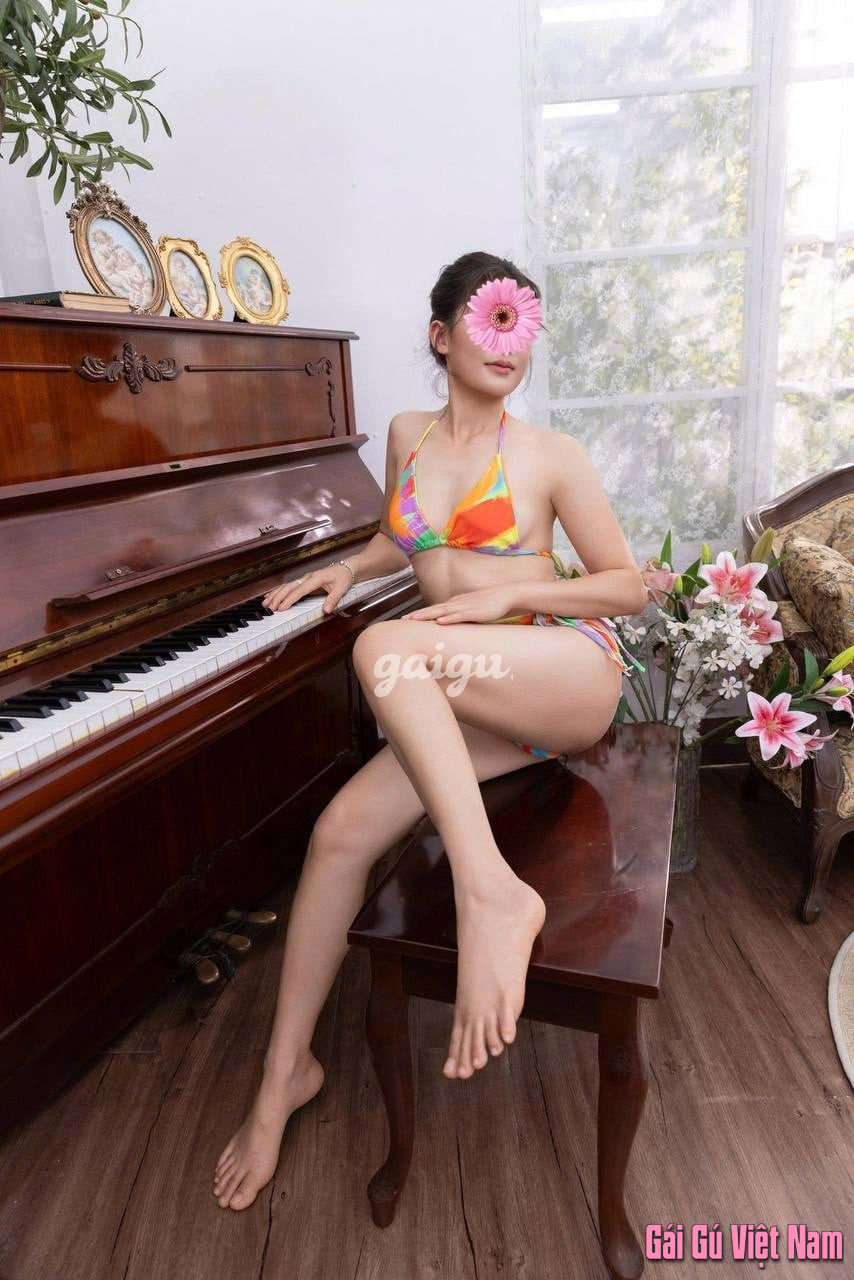 LY LY – Dẫm nữ sexy – Ngoan xinh chiều khách